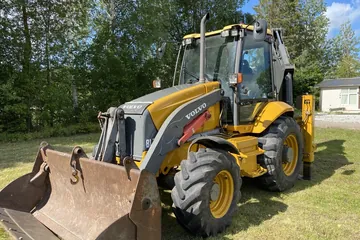 Экскаватор-погрузчик Volvo BL71 — вид спереди