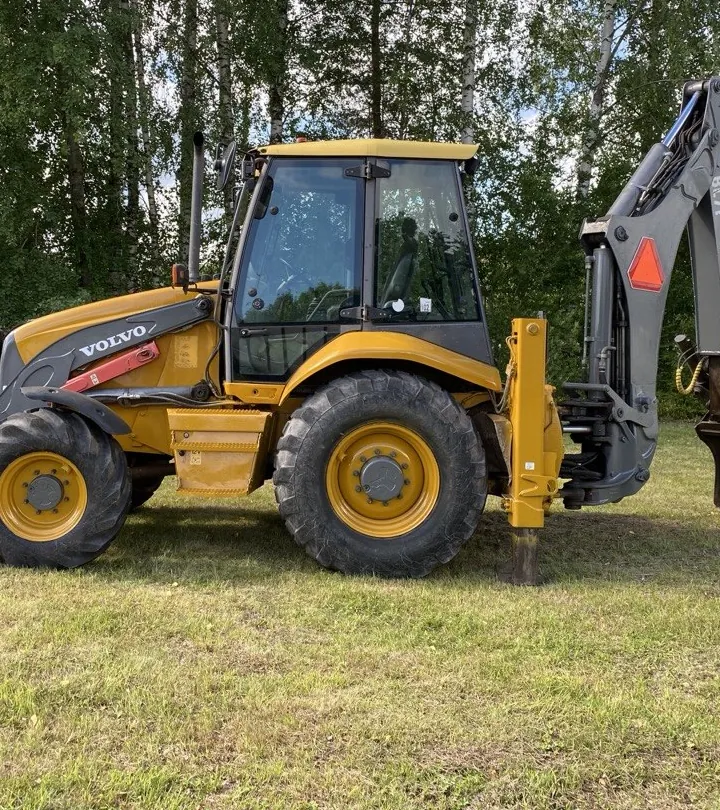 Экскаватор-погрузчик Volvo BL71 — вид сбоку
